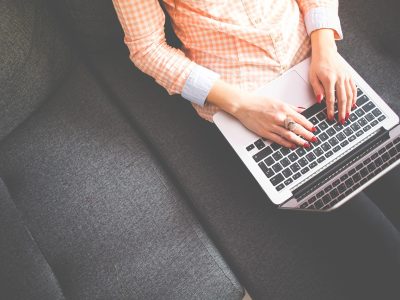 白玉兰远程医学教育网与多家三甲医院合作签约现场，医院管理层与平台代表握手合影，展现广泛合作网络